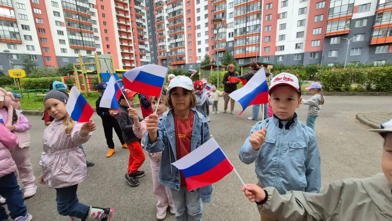 День российского флага 🇷🇺 отметили весело и дружно! Узнали, что означают цвета на фла...