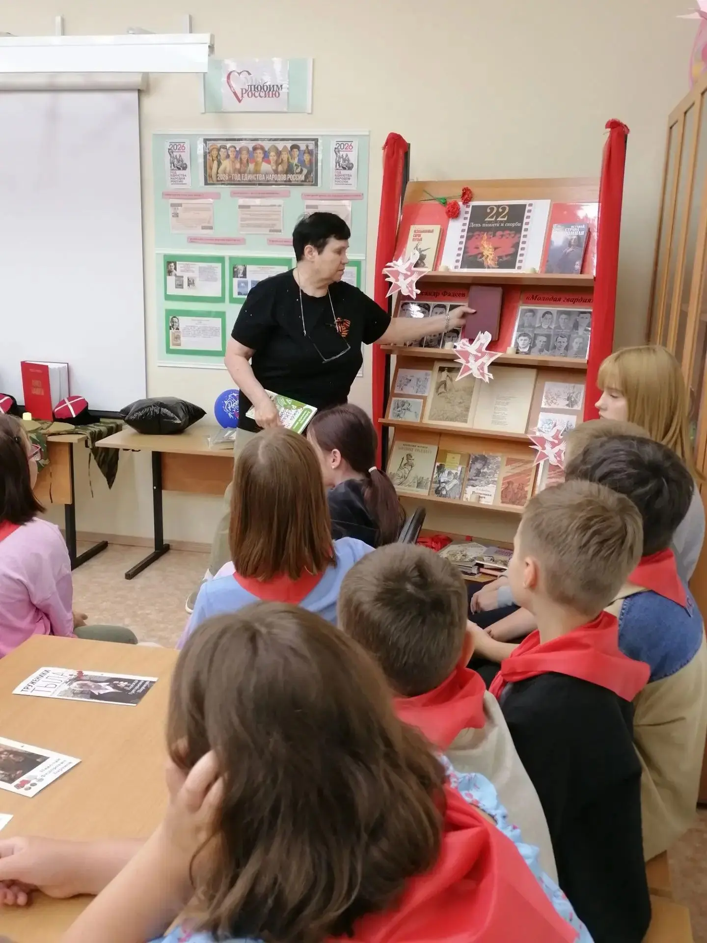 📚Библиотечный час: «Эту дату нам забыть нельзя»
Сегодня - 22 июня - в летнем лагере «Островок» МБОУ