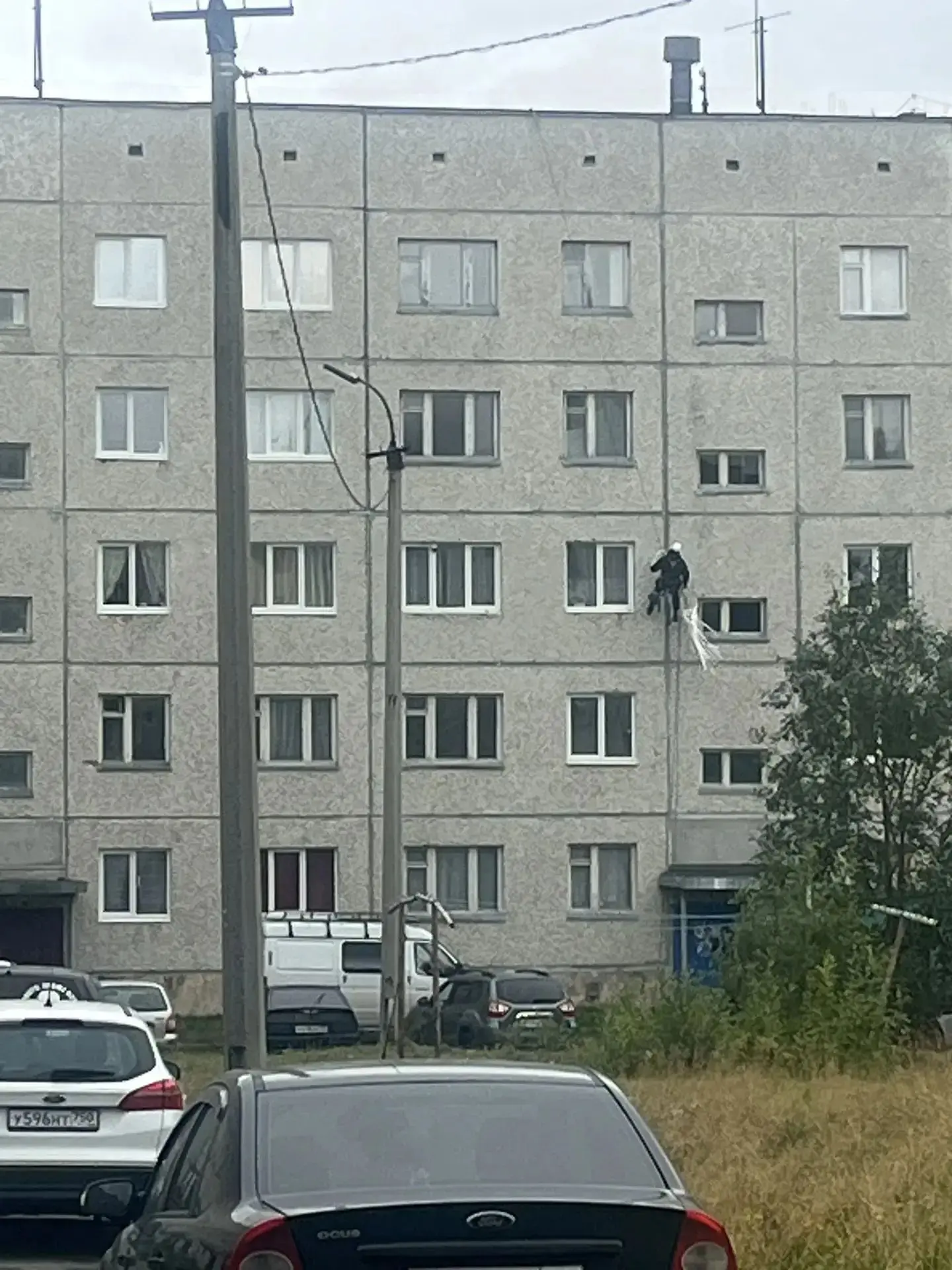 Продолжаем готовиться к зиме. В Коашве проводится герметизация межпанельных швов.