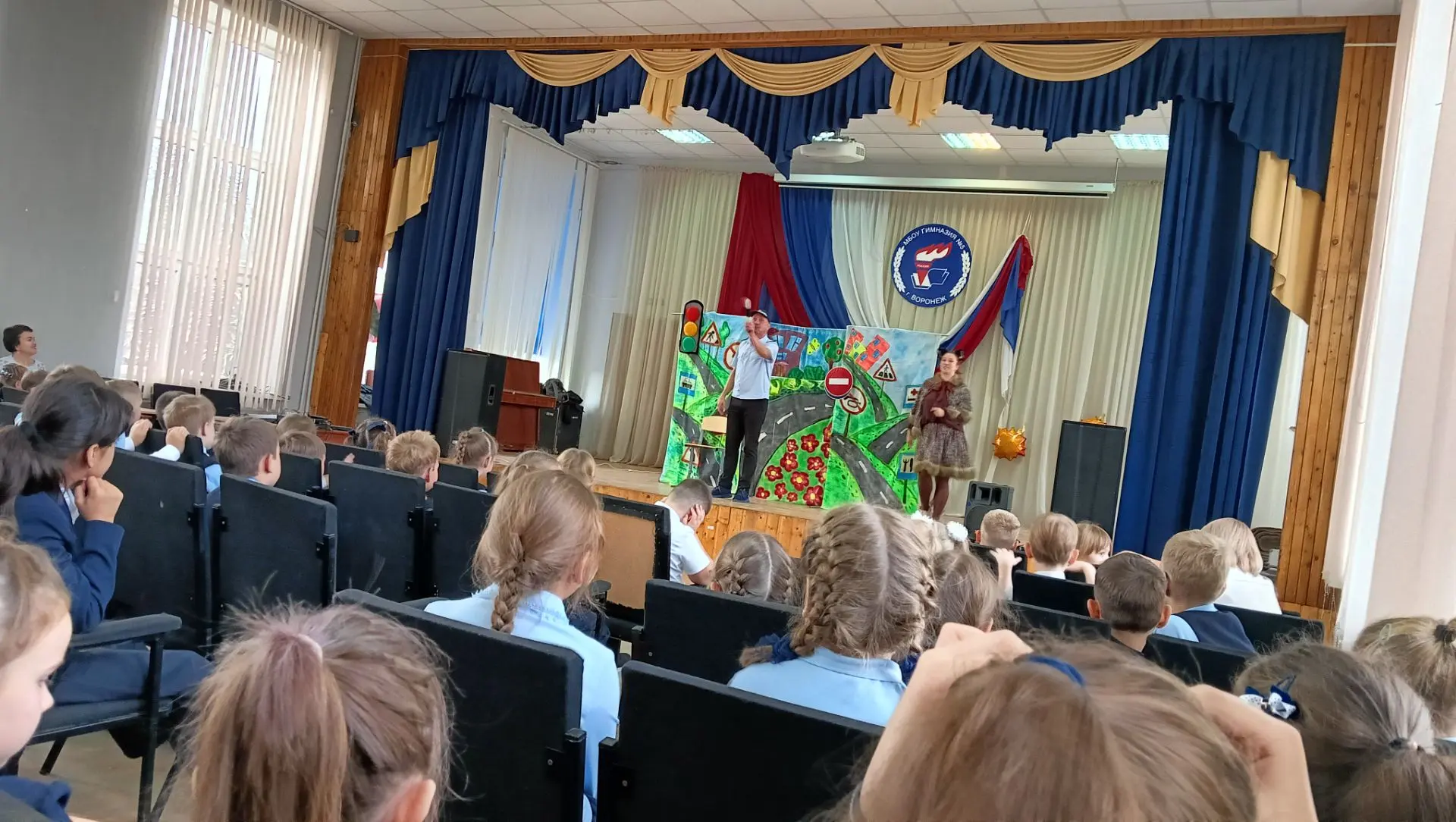 🚗🚦🛤Сегодня ученики начальной школы посмотрели спектакль "Заколдованный город"  по бе...