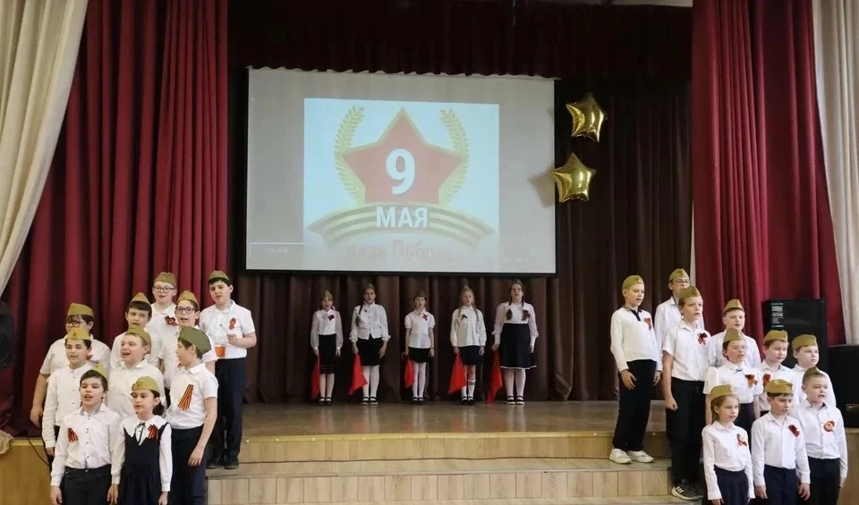 🎵 КОГДА ПЕСНЯ СИЛЬНЕЕ СЛОВ 🎵 20 корпус. 9 мая. Голоса — живые, тёплые, совсем негромкие. Песни военн