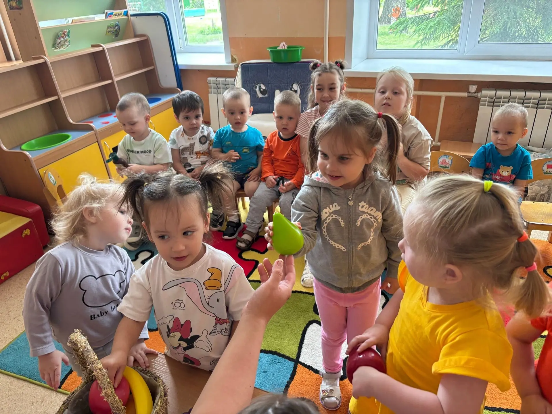 🍎🥕День Витаминки 
Сегодня прошёл увлекательный и познавательный День Витаминки! Ребята младшей гру