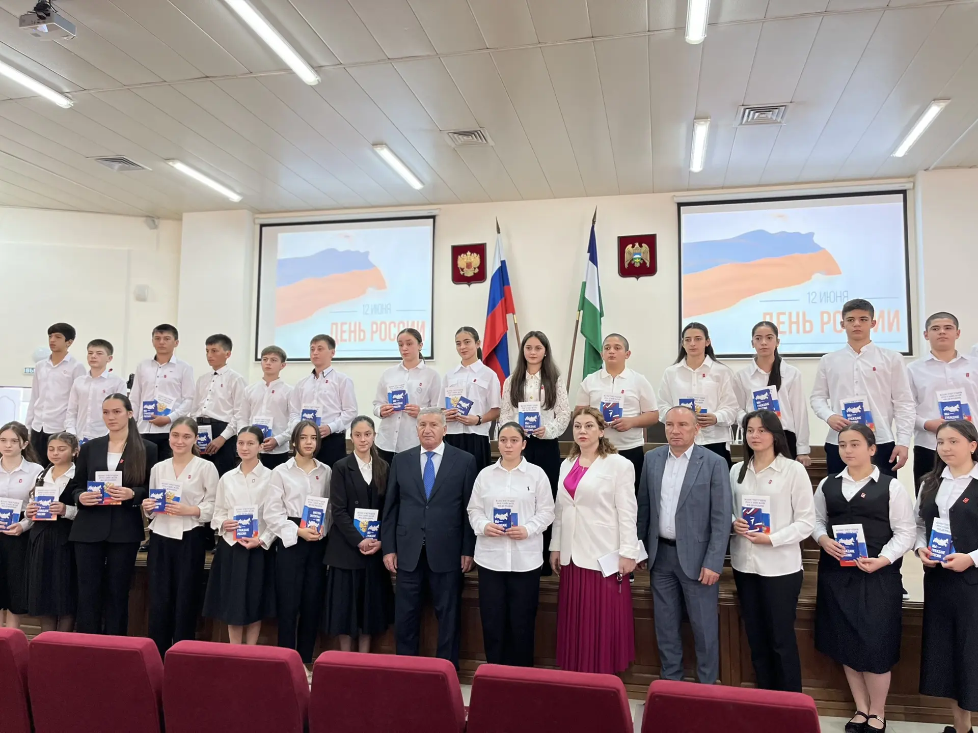 🇷🇺 Торжественное вручение паспортов ко Дню России: новый этап в жизни юных граждан!🇷🇺

✨В преддв