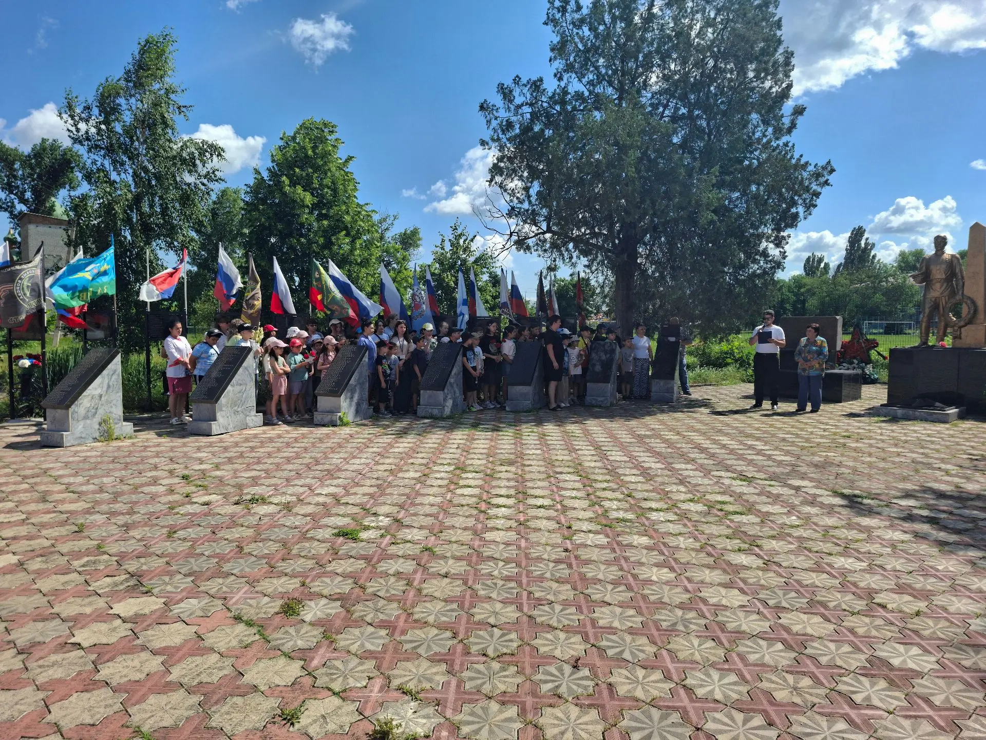 МИТИНГ-РЕКВИЕМ "ПАМЯТЬ СИЛЬНЕЕ ВРЕМЕНИ" 
22 июня, в День памяти и скорби, воспитанники пришкольного 