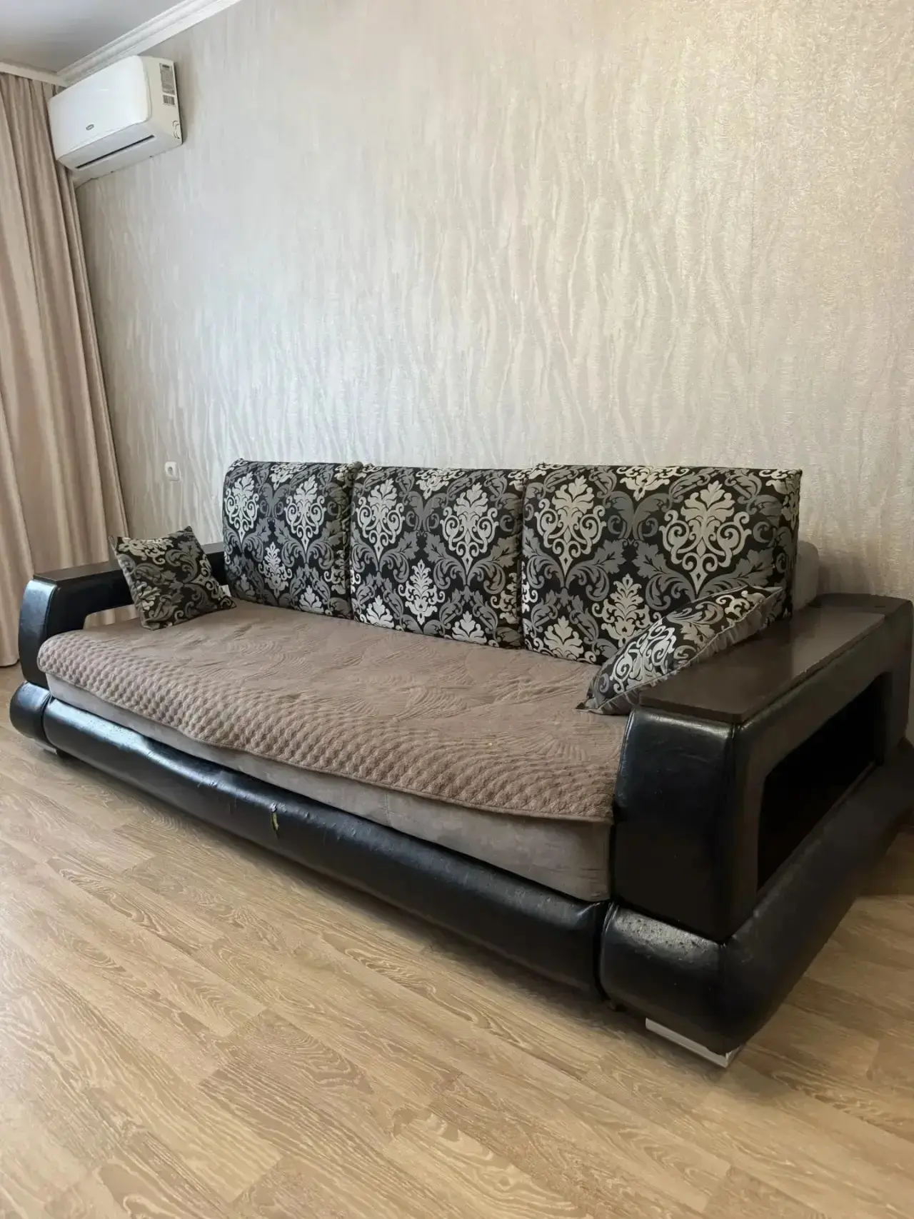 Отдам даром диван. Кожа немного царапана кошкой,механизм полностью исправен,железный ка...