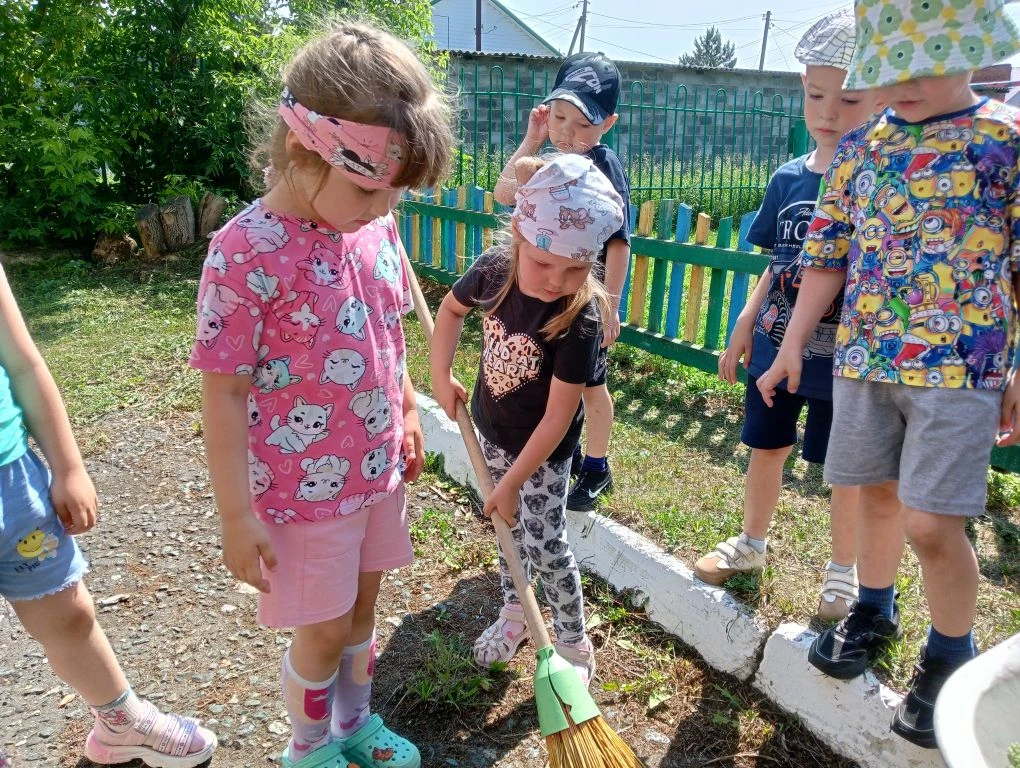Встанет дворник на заре,
Косит траву🌱 во дворе,
Дворник мусор уберет
И дорожки разметёт.🧹
Мы идём 