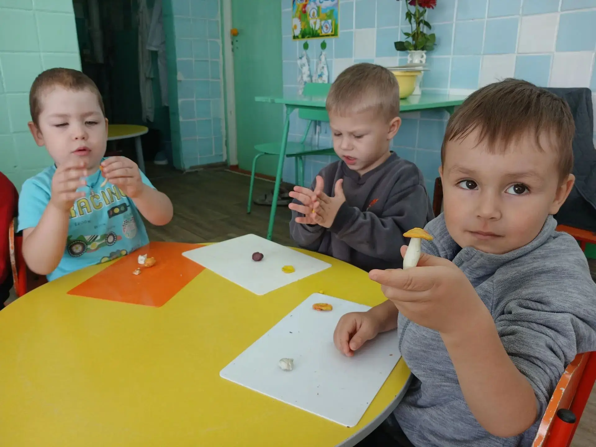Взяв с собой в руках корзинку,