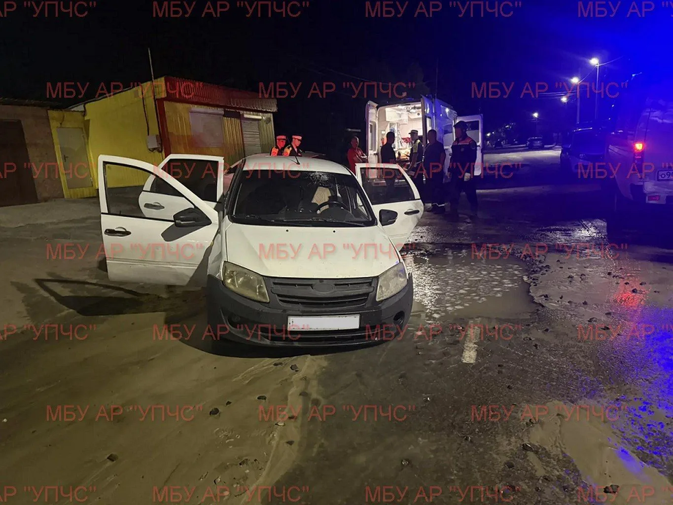 В Аксае водитель на Lada Granta провалился в глубокую яму с водой.