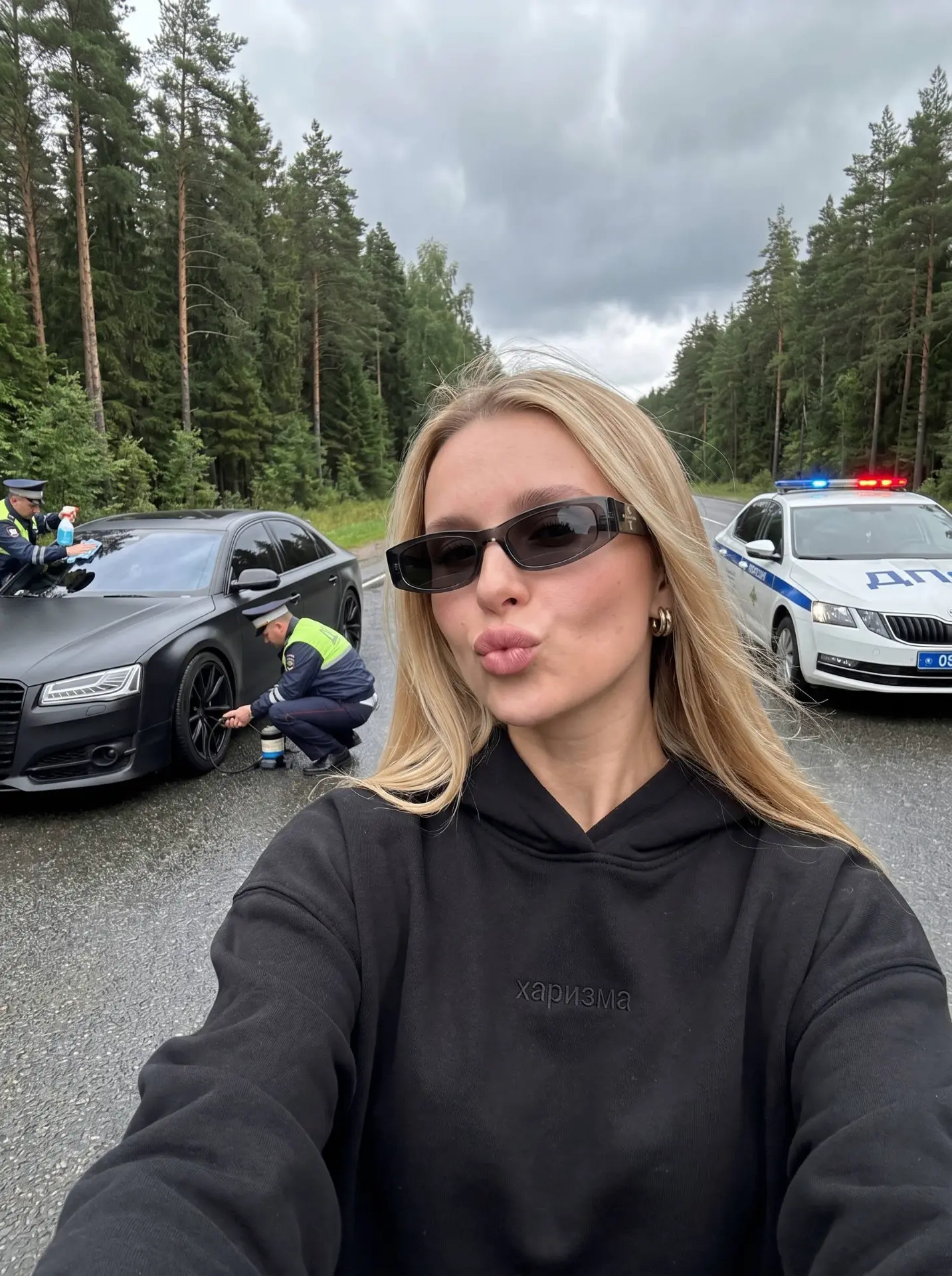 Используя загруженную эталонную фотографию, сохраните черты лица, структуру костей, тон кожи и цвет 