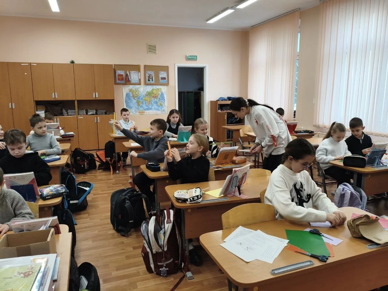 Весенний мастер-класс в преддверии 8 Марта! 🌸  6 марта в нашей школе царила праздничная и творческая