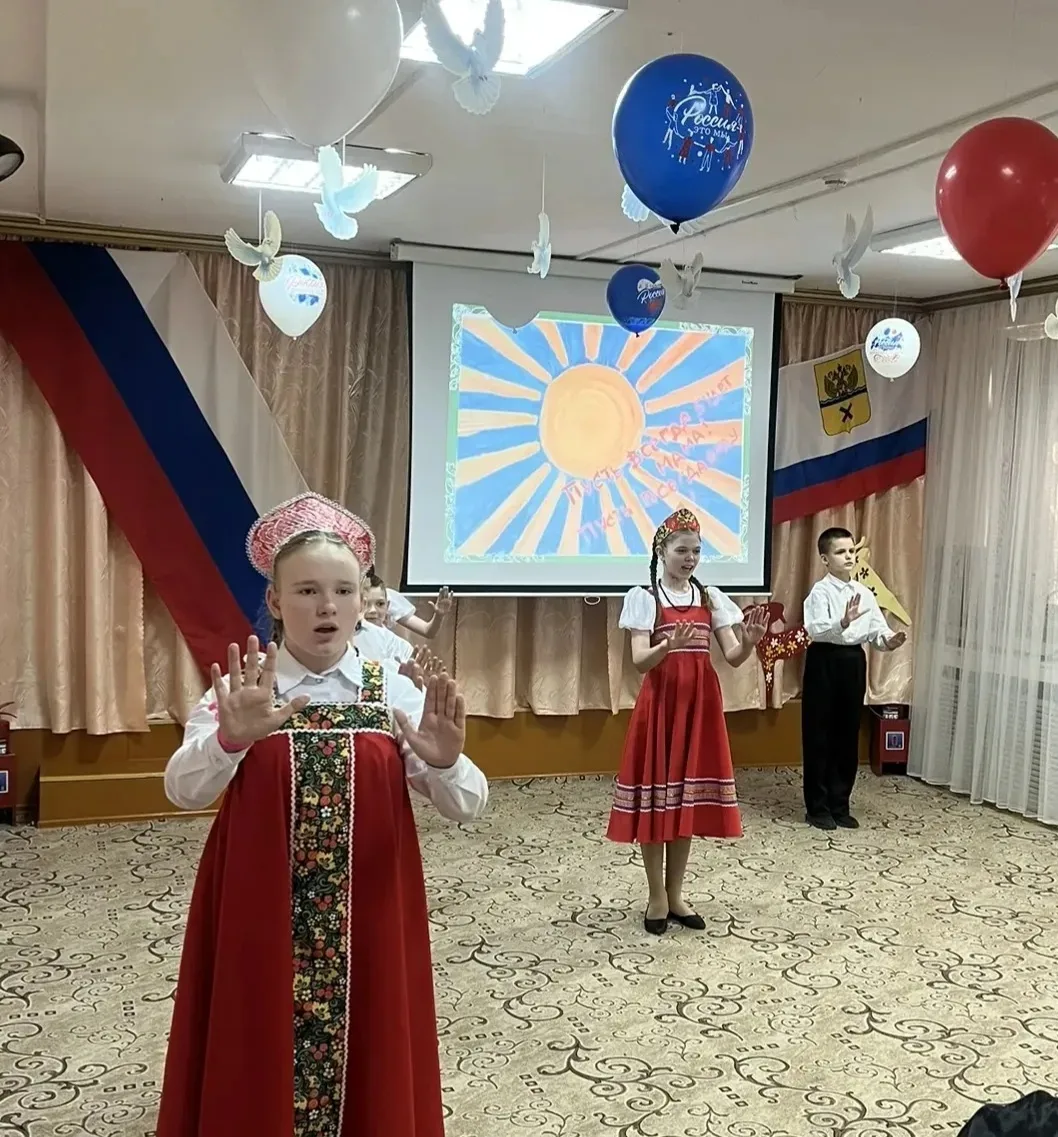 Сегодня в нашей школе прошёл праздник речи "В единстве народов- сила России". Был орган...
