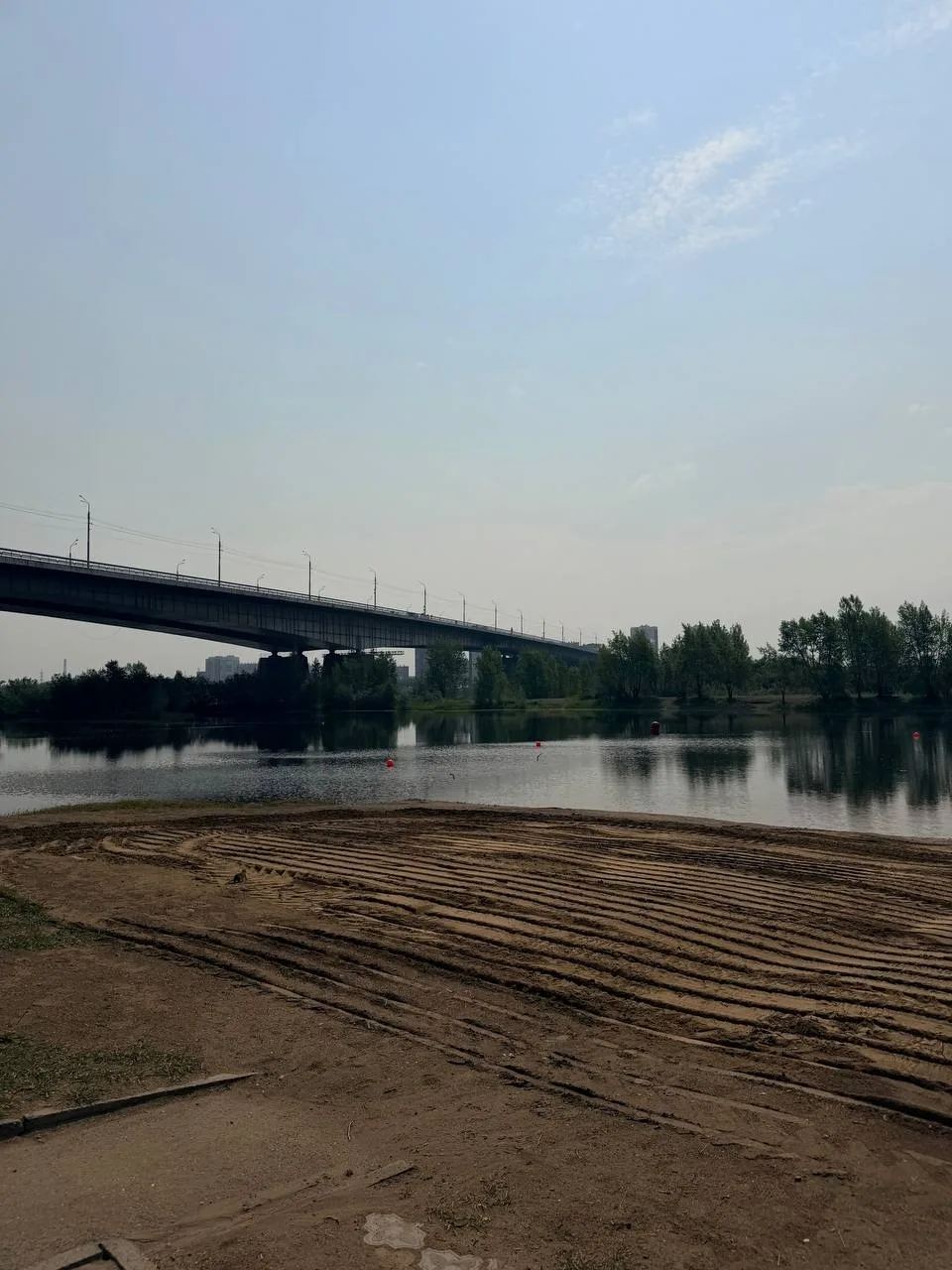 Свежий песок завезли на центральный пляж в Красноярске