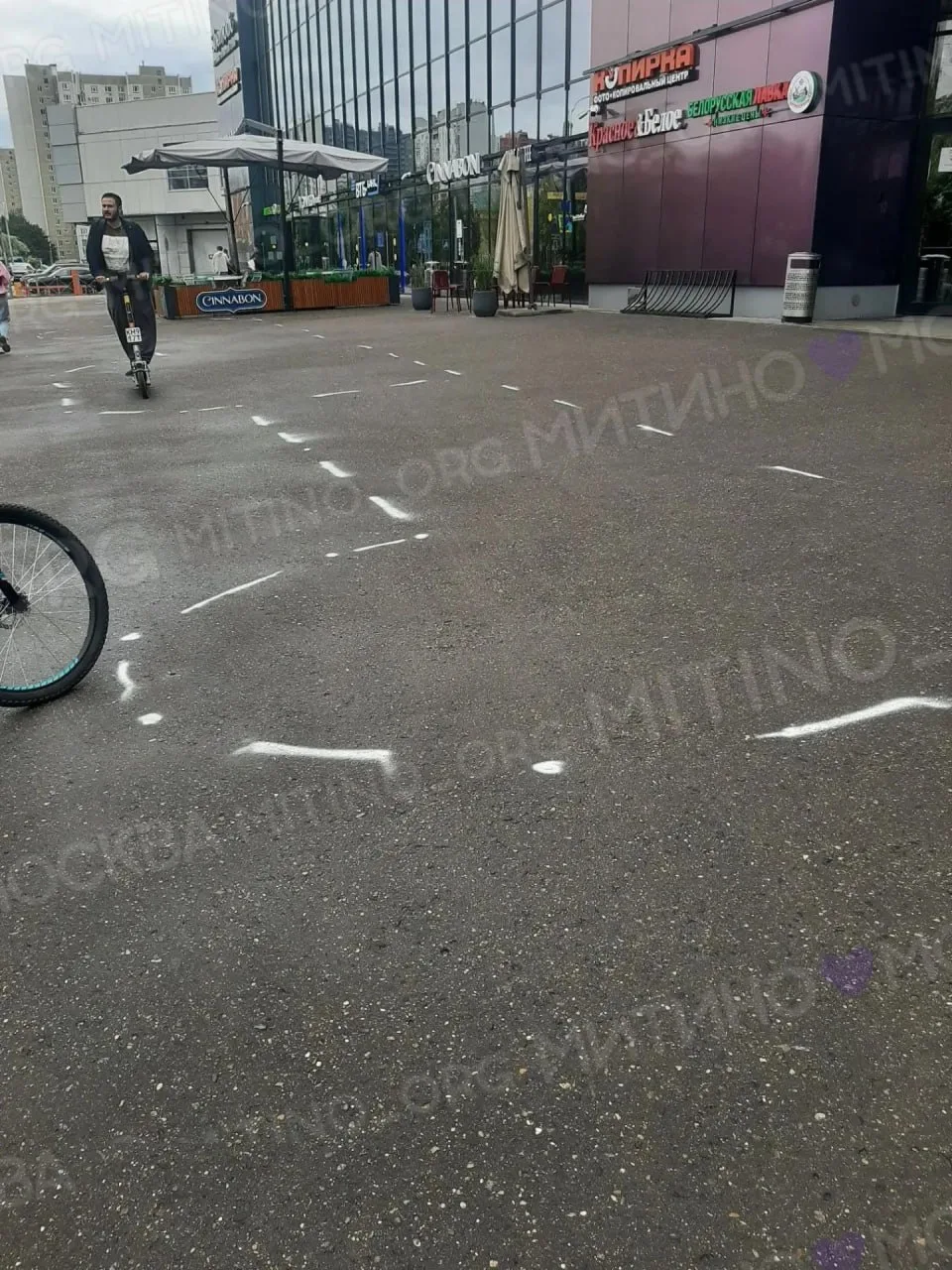 Асфальт на Митинской улице напротив ТЦ "Плаза" разметили белыми линиями.