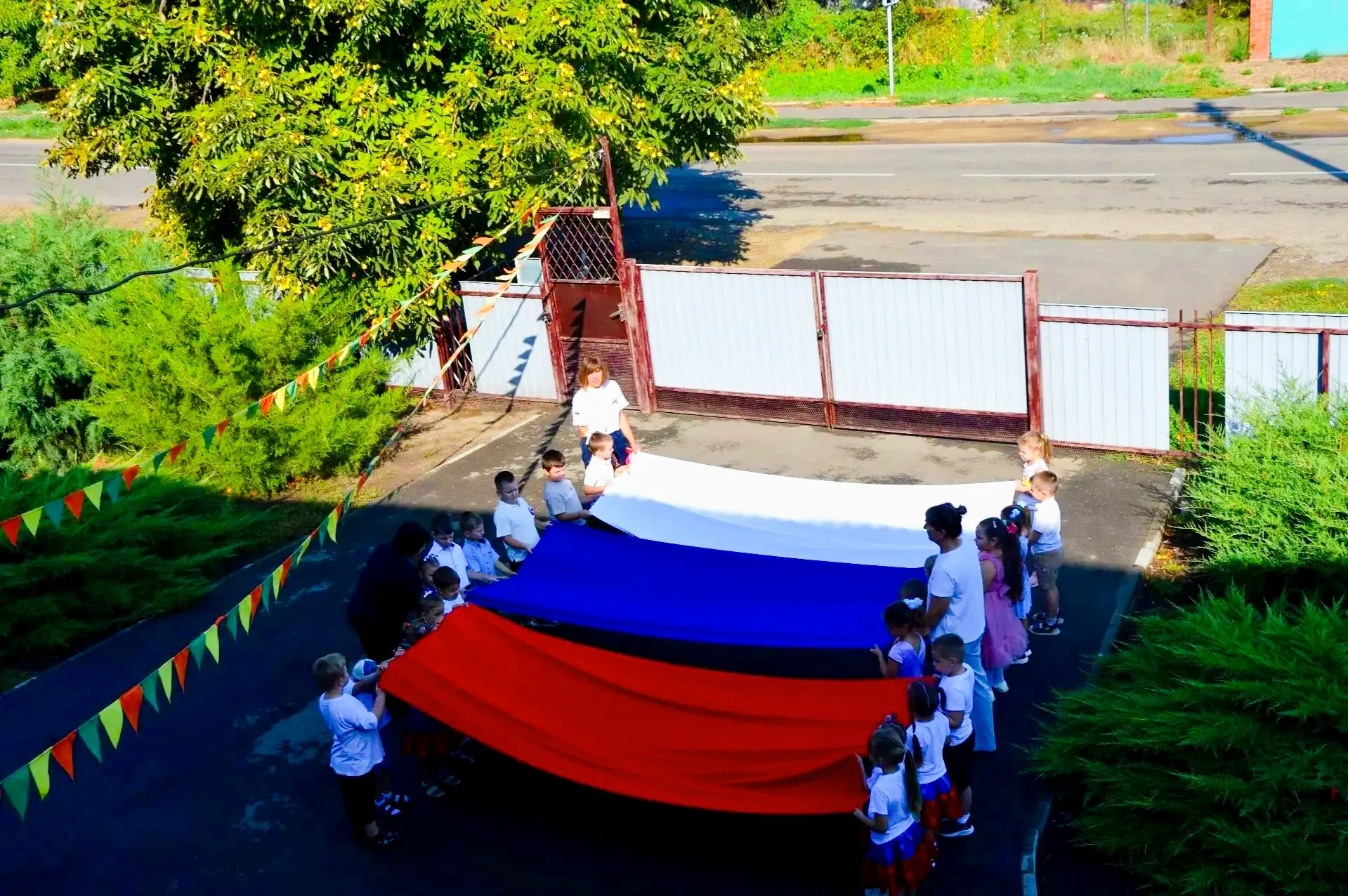 🇷🇺Живой триколор нашего детского сада!