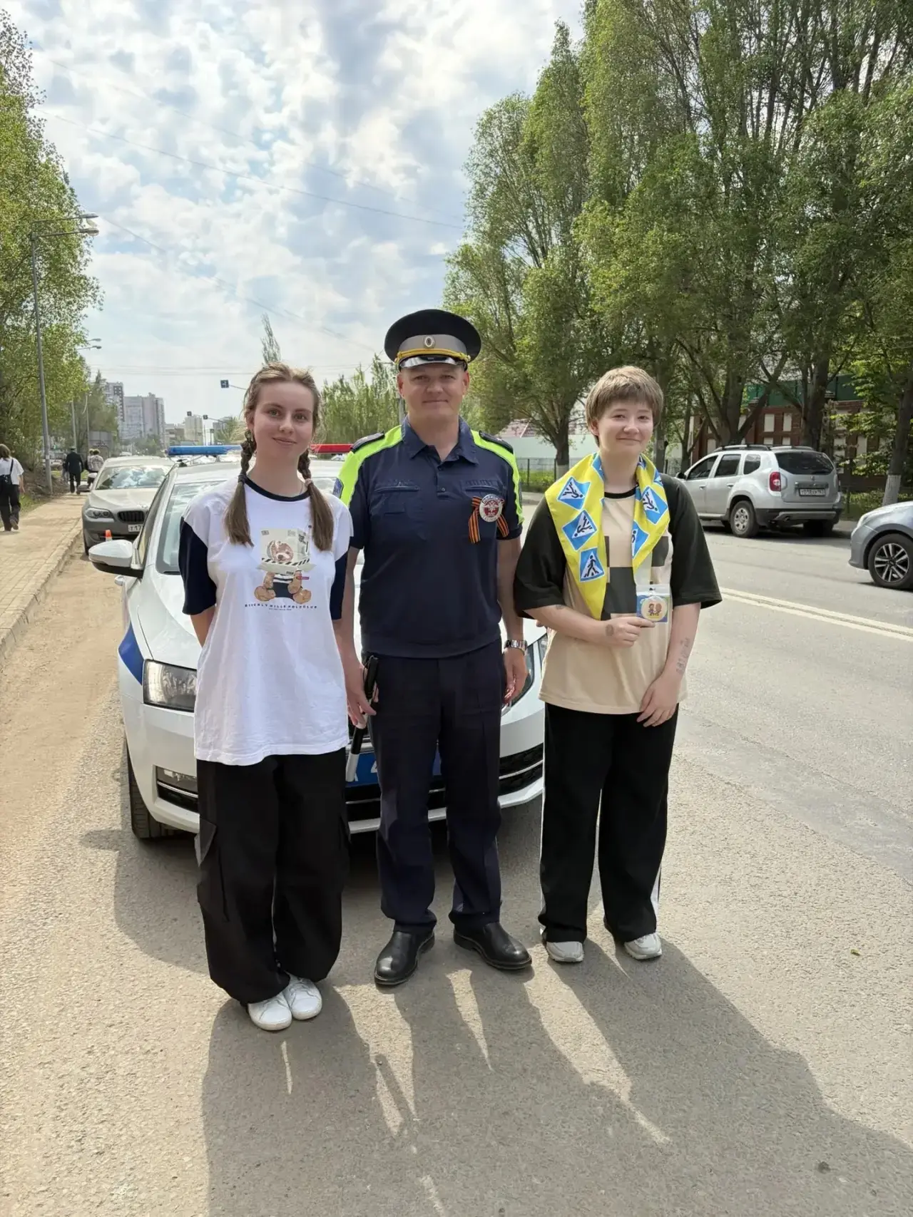 🚗 Встреча с инспектором ДПС: безопасность на дорогах и добрые пожелания автолюбителям!  Сегодня в на