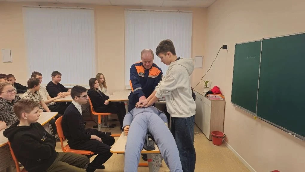 Спасатели Ямалспаса провели серию уроков по безопасности для школьников из Волновахского муниципальн