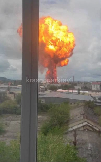 🔥 Мощный взрыв при разгрузке газовоза на заправке в Пятигорске  Сейчас на месте валит густой дым. Вл