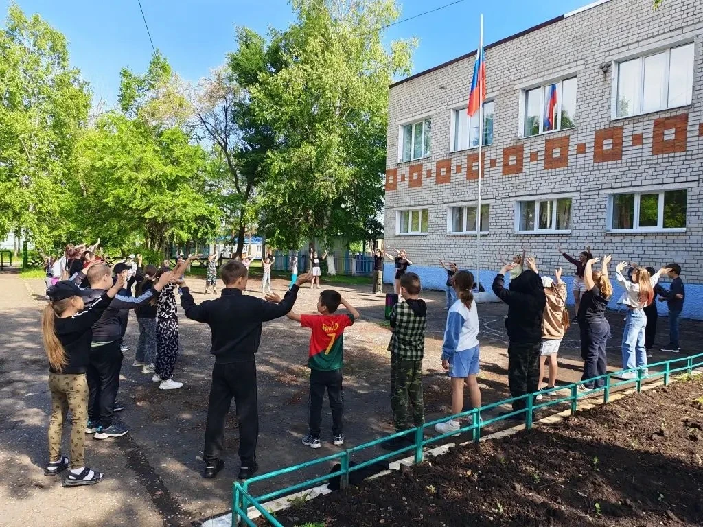 Пятый день в пришкольном лагере был посвящен экологии, напоминая юным обитателям лагеря о важности б