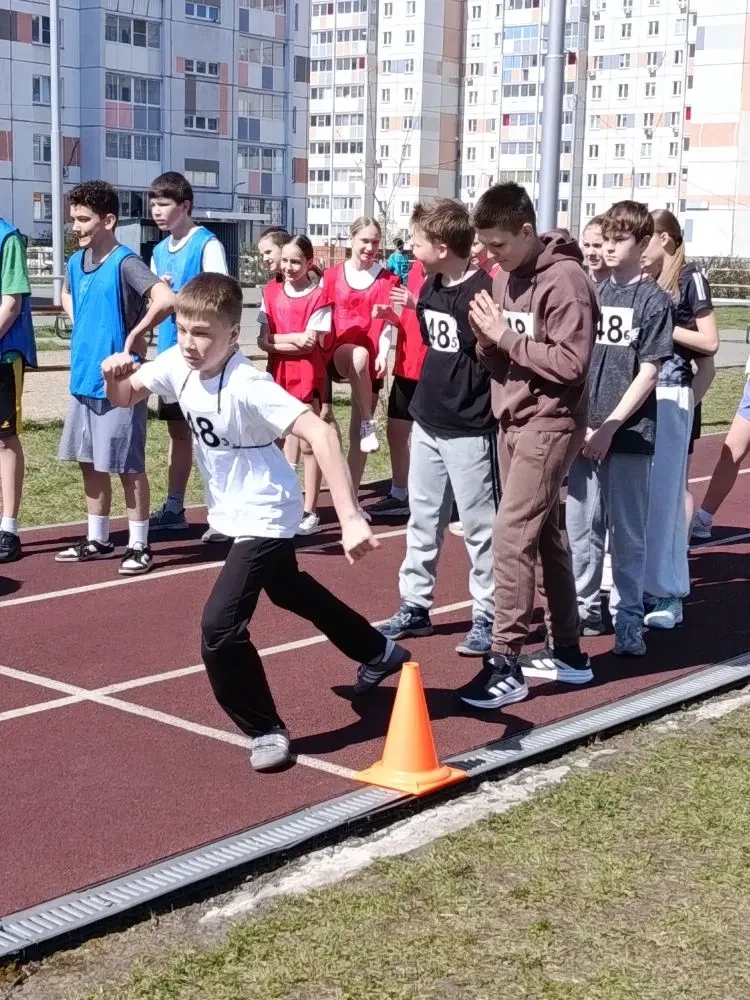 🏅 Ребята из 6б класса приняли участие в президентских спортивных состязаниях!  В программе соревнова