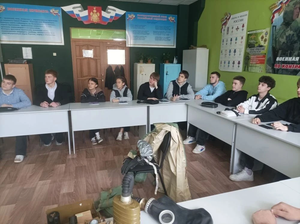☢️ Преподаватель ОБЗР Р.В. Бублик провел для студентов отделения сельского хозяйства и строительных 