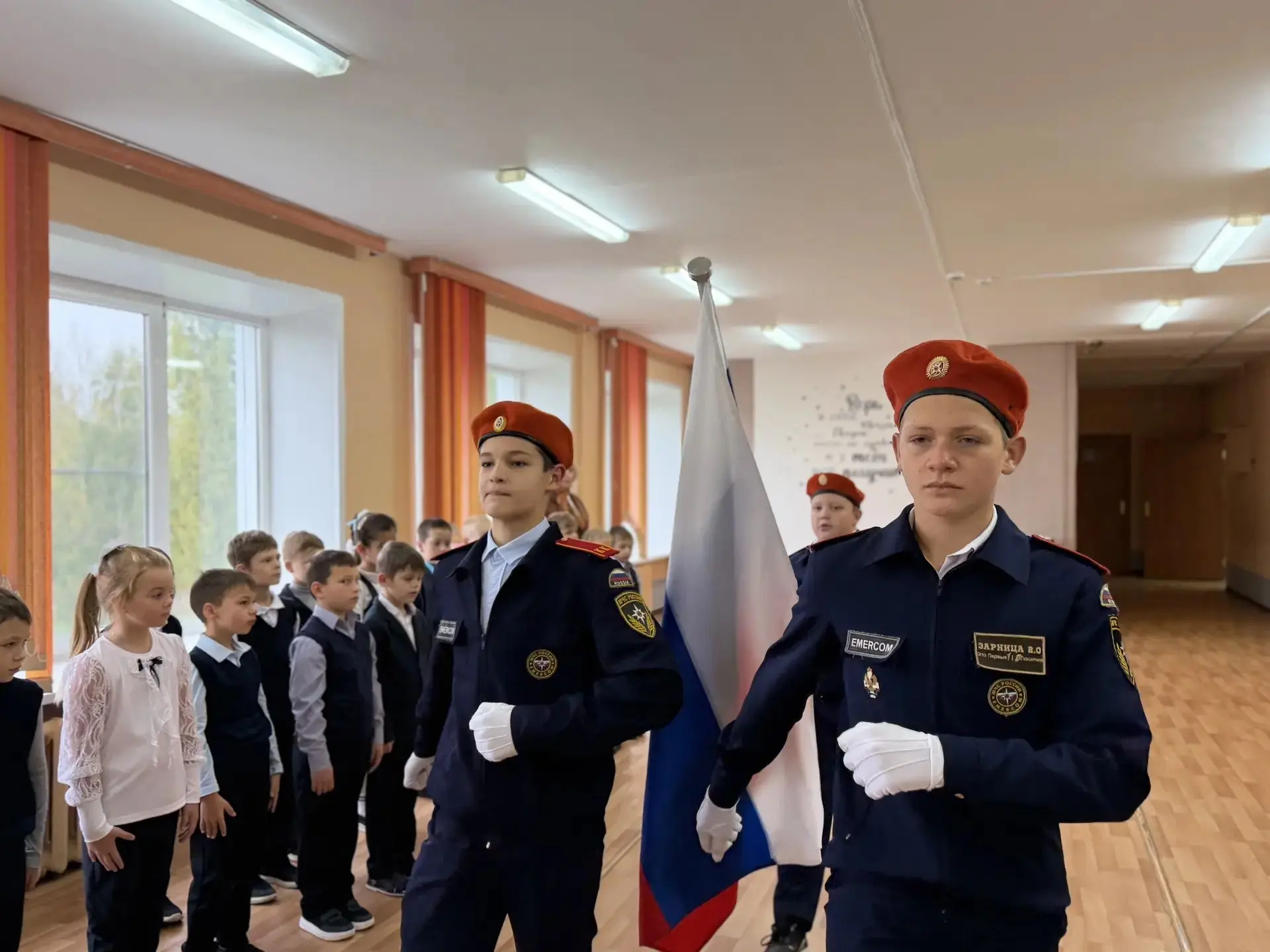 Понедельник, 28 сентября 2026 года, в школах нашего округа начался традиционно и торжес...