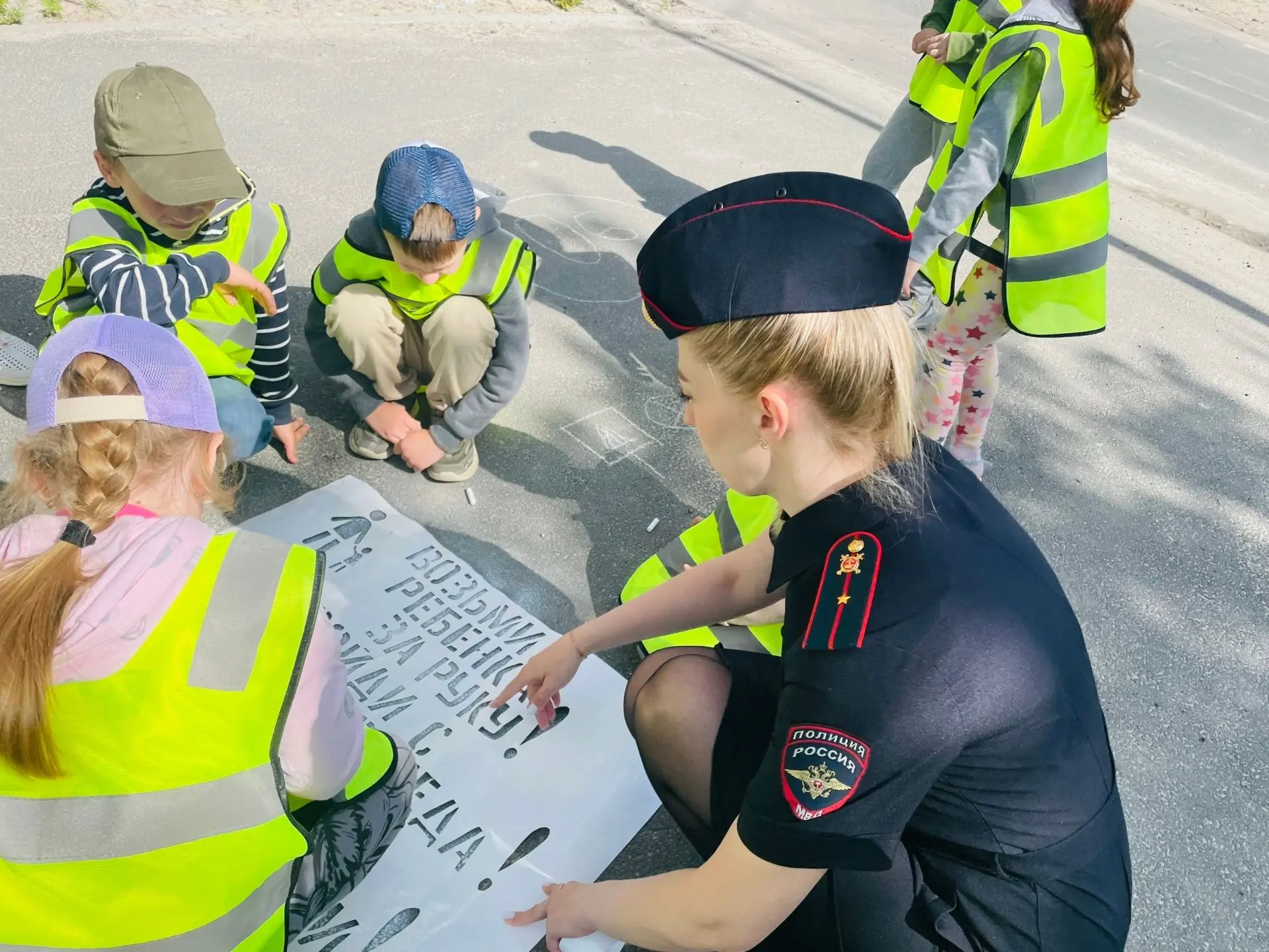 Сотрудники Госавтоинспекции города Сегежи совместно с воспитанниками детского сада №6 п...