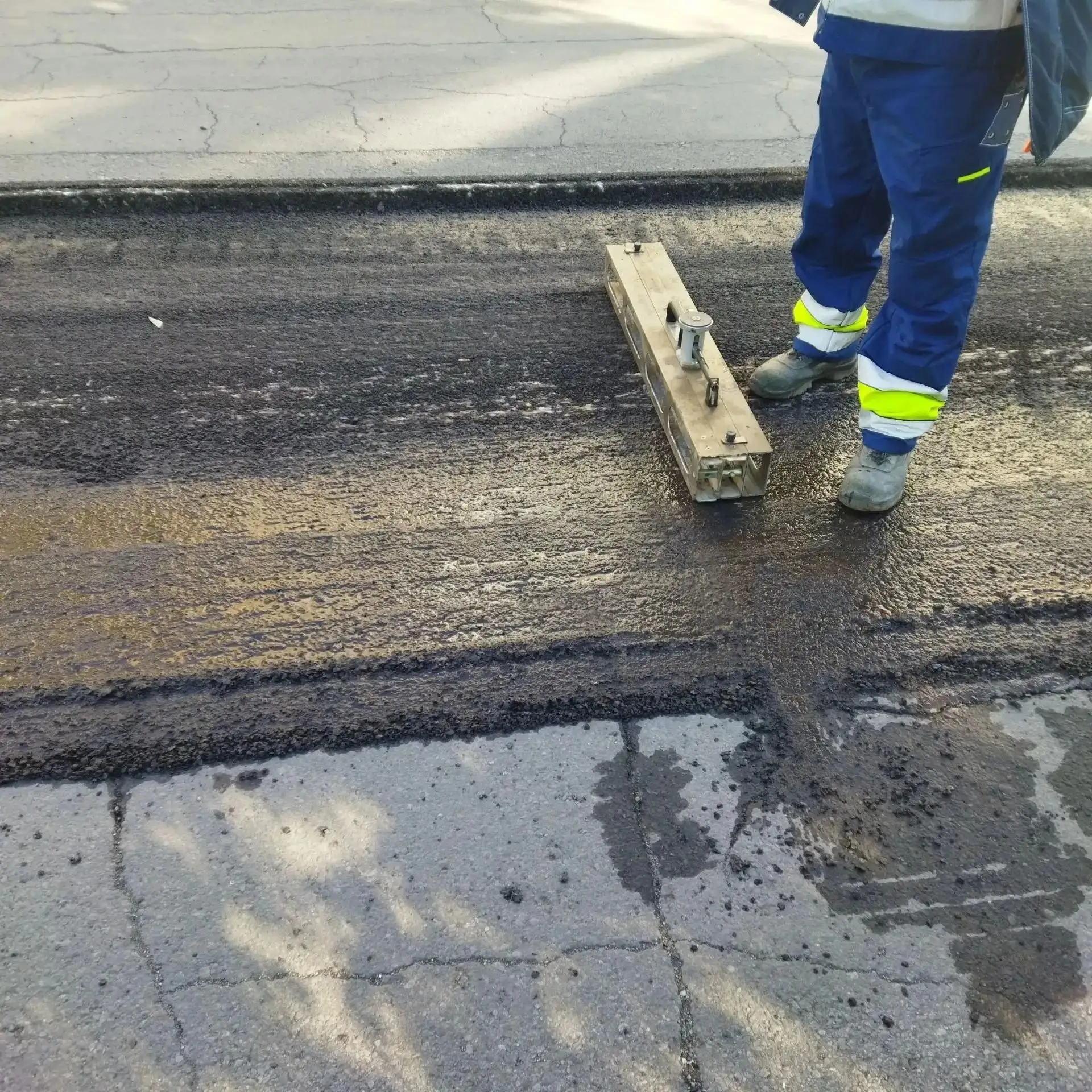 🚧 Дороги и пешеходные зоны в муниципальных образованиях республики продолжают преображ...