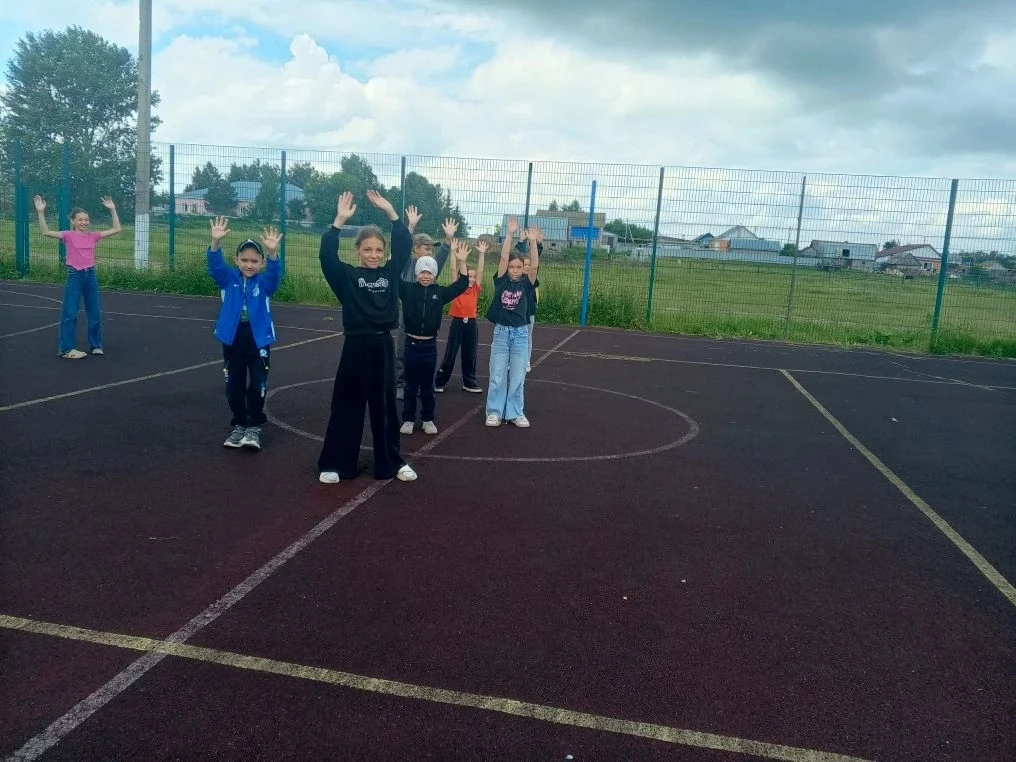 Тринадцатый день в летнем пришкольном лагере "День путешествия в Мультпландию". 
Подвижные игры на п