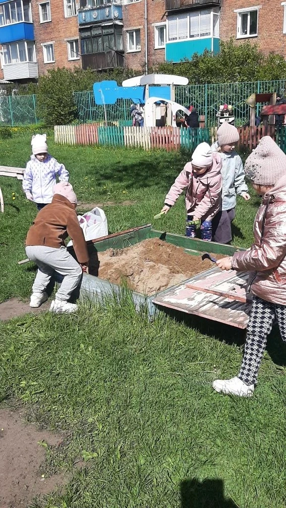 Сегодня на весенней прогулке ребята из группы "Листовички" помогали наводить порядок на...