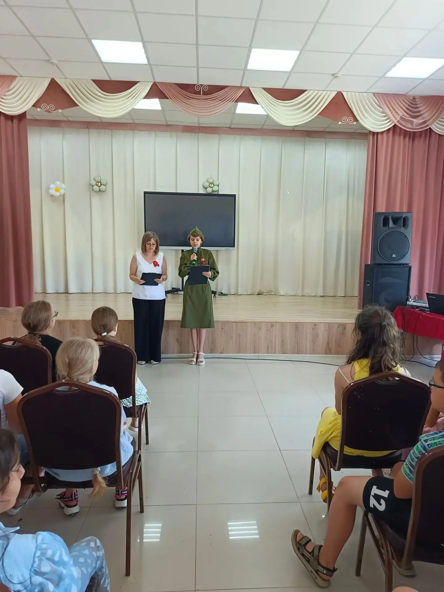 Сегодня в День памяти и скорби в лагере "Солнышко" прошел конкурс военной патриотической песни. Отря