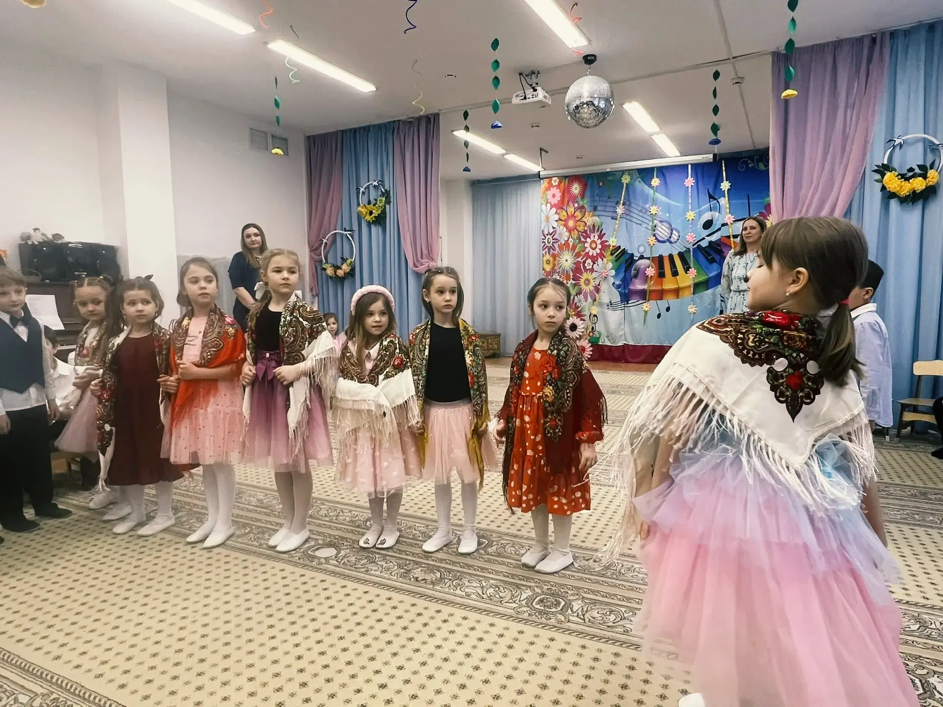 #Дошколята | Корпус 5 встречает весну 🌷  В детском саду прошли праздничные утренники. Маленькие арти