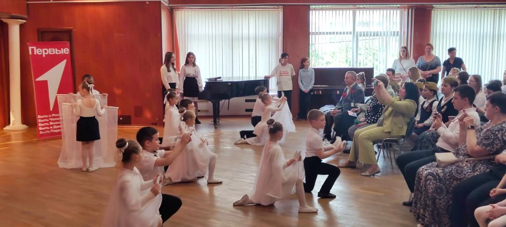 ПРАЗДНИЧНЫЕ КОНЦЕРТЫ  🎶 В преддверии Дня Победы во всех школьных корпусах школы прошли праздничные к