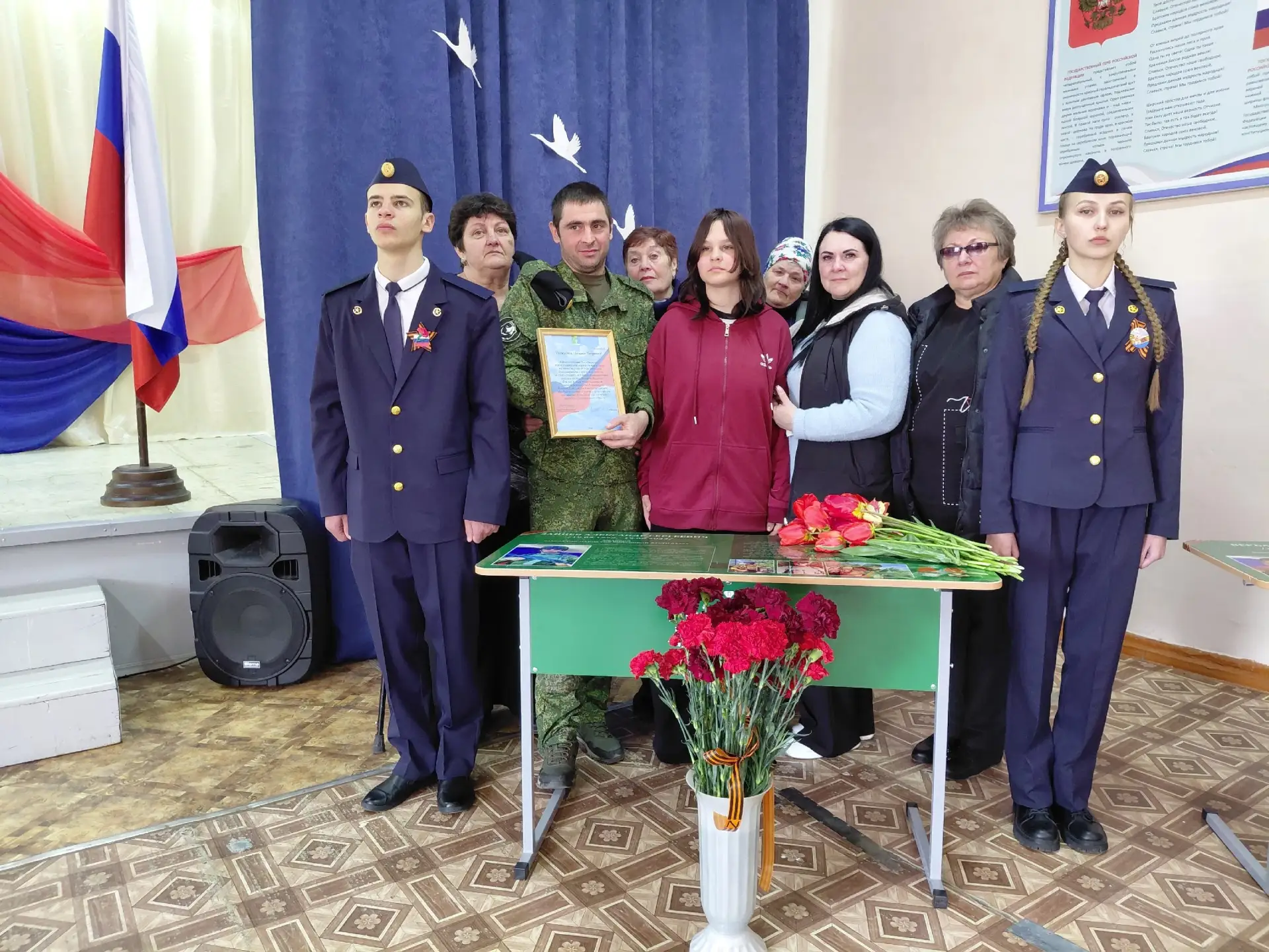 В МКОУ СОШ №1 села Кочубеевского состоялась церемония открытия Парт Героя, посвящённых выпускникам ш