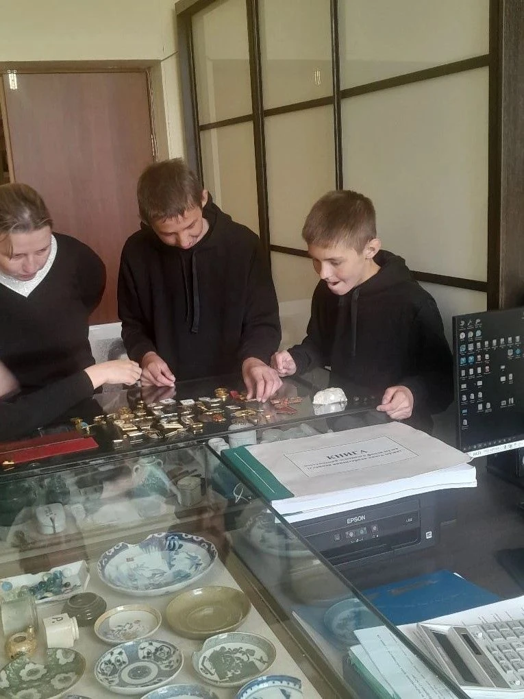 Воспитанники центра "Феникс" посетили Краеведческий музей г. Томари.