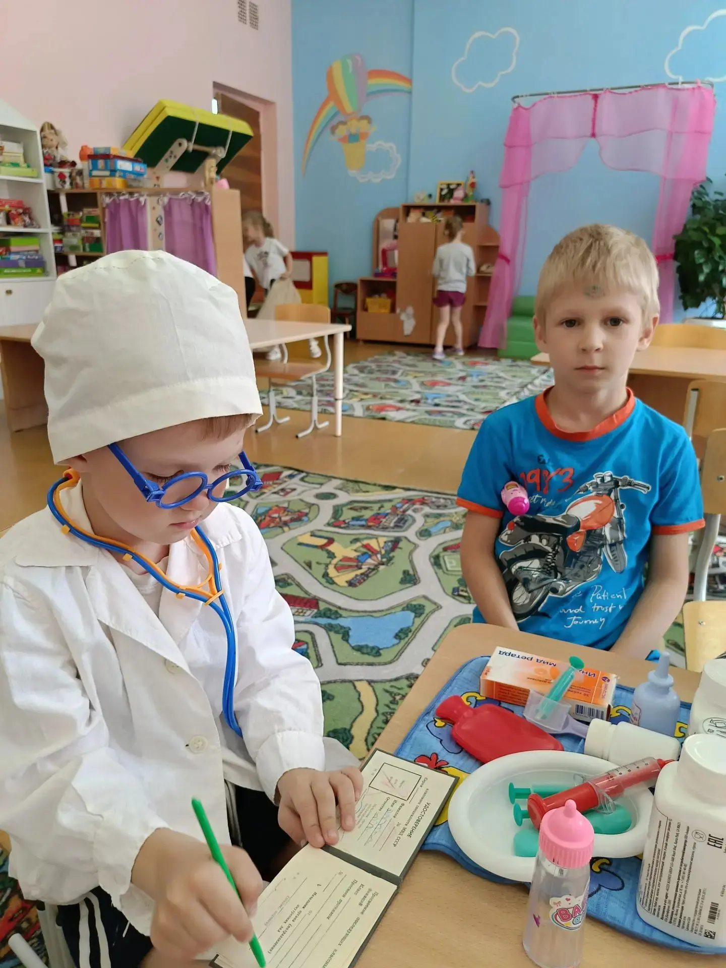 Сегодня в группе "Радуга"прошёл День медицинского работника.🩺 Ребята узнали о сложной и ответственн