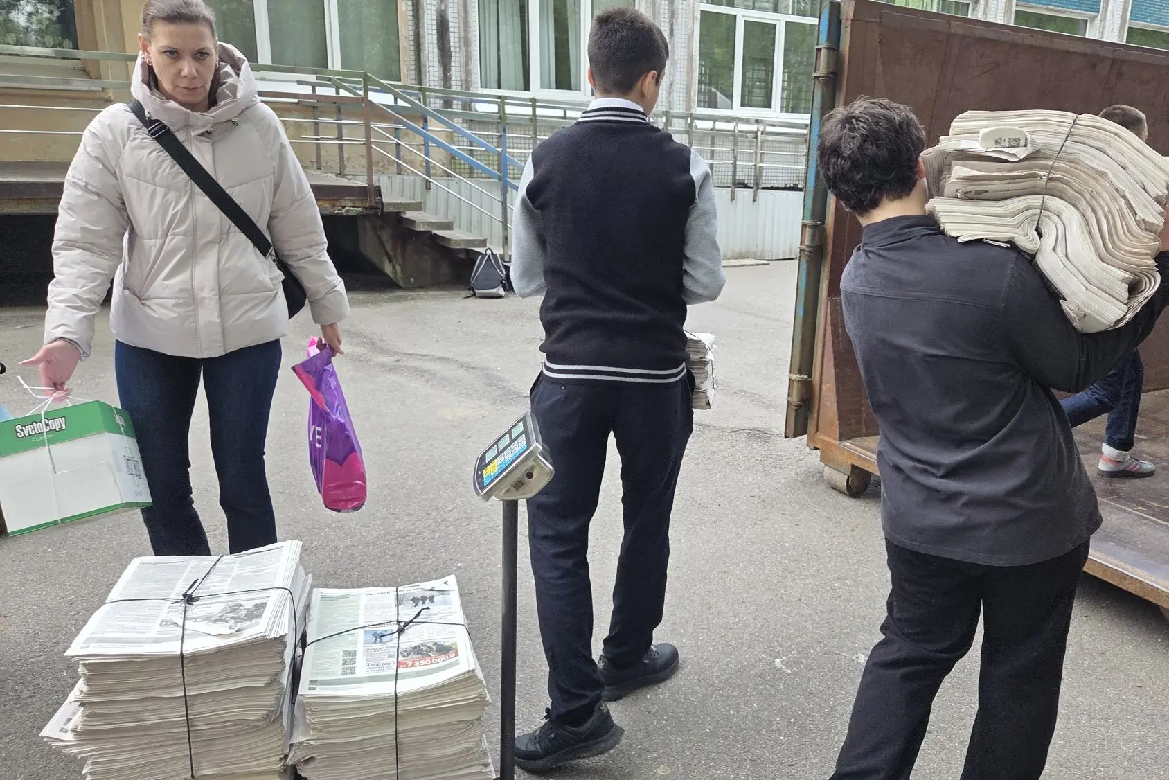 Сегодня, 13 мая, в нашей школе прошла экологическая акция по сбору макулатуры.