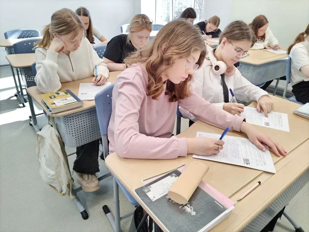 Учащиеся 10 а и 11 а классов нашей школы стали участниками Всероссийской просветительской акции "Рос