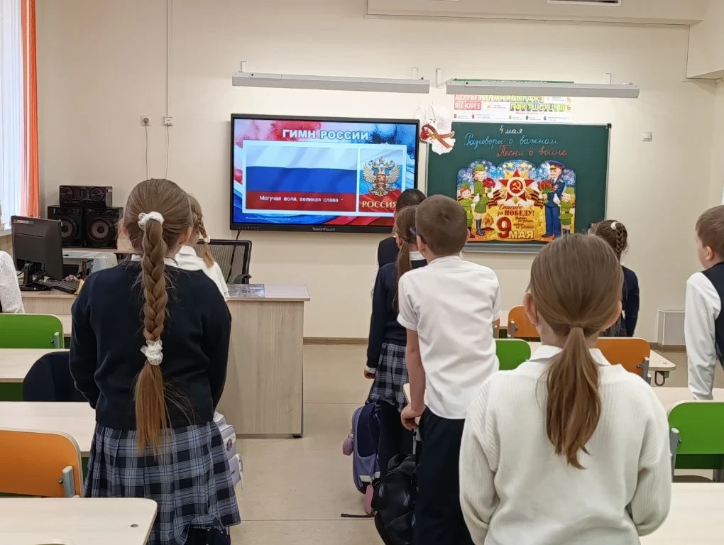 📢 В МАОУ «Школа № 10» состоялось очередное занятие из цикла «Разговоры о важном» 🎤  На этот раз встр