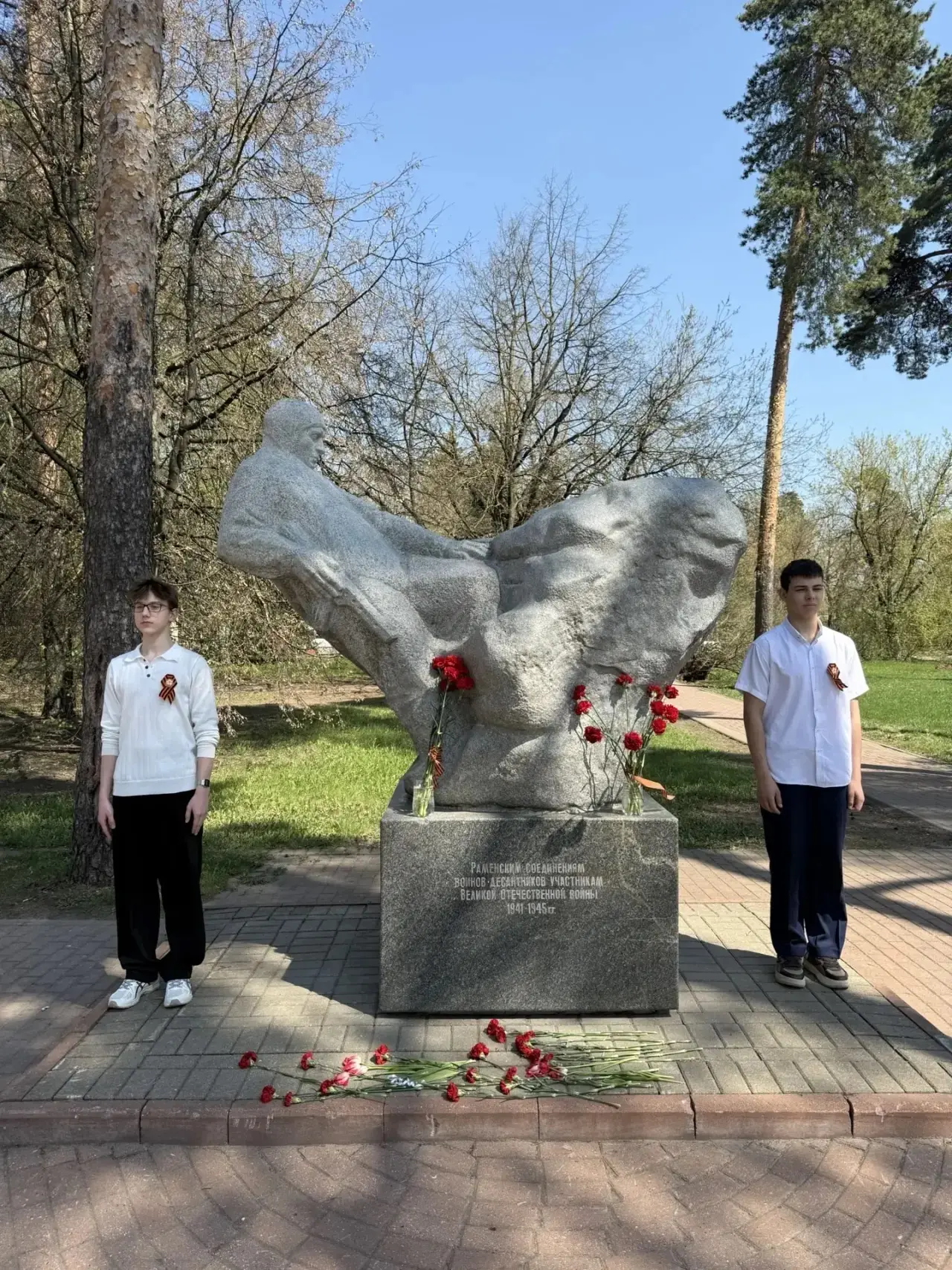 🇷🇺Второй день наша школа продолжает участие в патриотической акции «Вахта Памяти» в рамках марафона 
