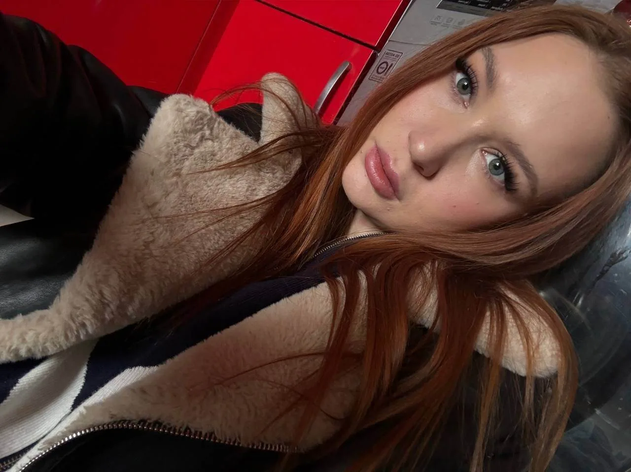 👧 Вика, 28
📍 Санкт-Петербург

📝 Позитивная. Общительная, активная девушка, рада буду пообщаться

