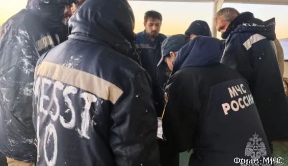 Сгоревшее рыболовецкое судно Триумф доставят в порт Петропавловска-Камчатского к семи ч...
