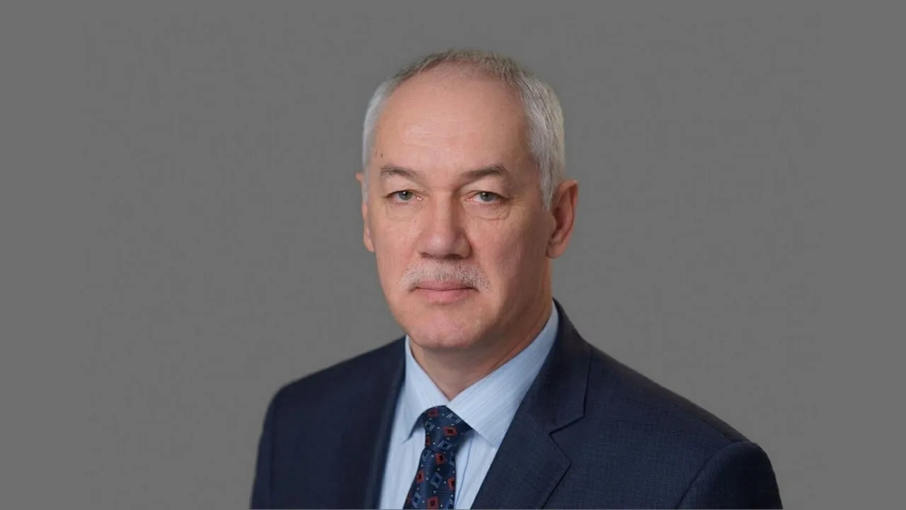 🏫 Председатель Думы Владивостока Андрей Брик поздравляет с Днем знаний