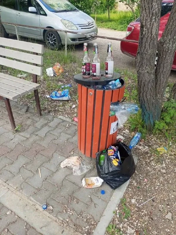 После отдыха остался мусор: детская площадка превратилась в место для застолья

Наш подписчик присла
