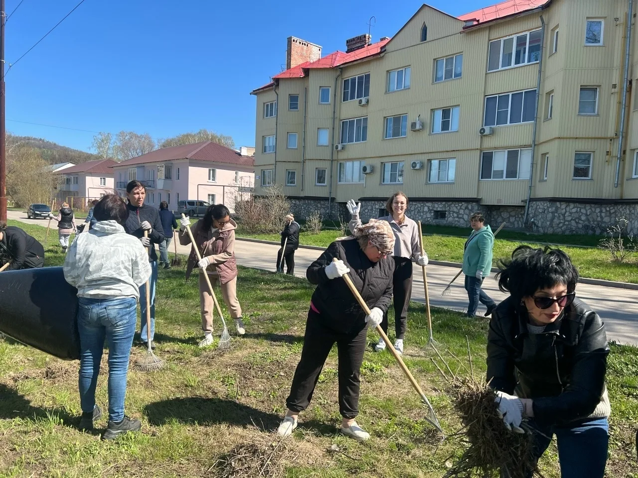 ✨Весенняя уборка нашего города продолжается! ✨  ✅ Коллектив управления социального развития вышел на