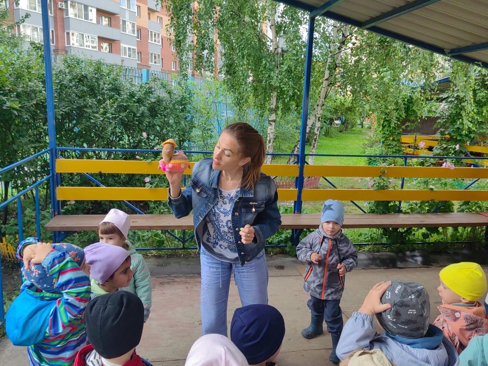 Путешествие на "Чудо-остров" у ребят младшего возраста.
Ребята с большой радостью танцевали с черепа