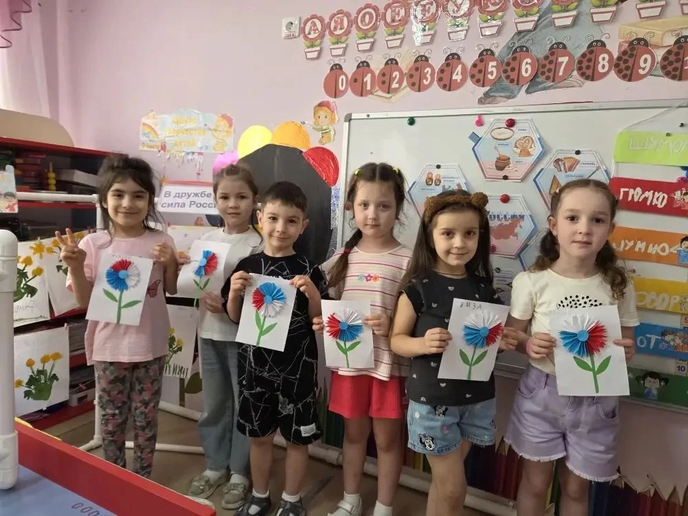 🇷🇺 Маленькие сердца, большой патриотизм!

В преддверии Дня России воспитанники группы «Вишенка» на