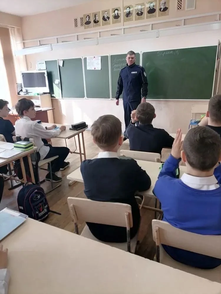🏆 Мы — первые! Сегодня прошёл районный квиз по правилам дорожного движения среди учащихся пятых клас