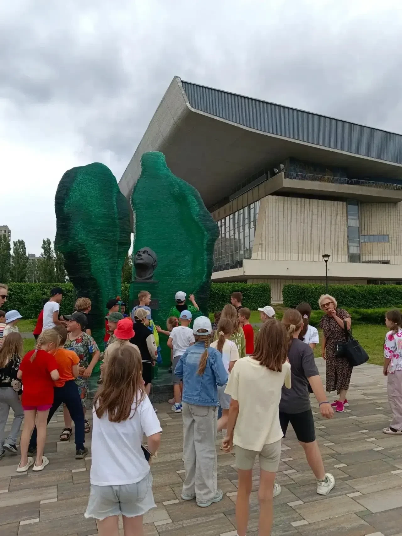 Сегодня ребята из нашего школьного лагеря «Веселые ребята» отправились в увлекательное путешествие п