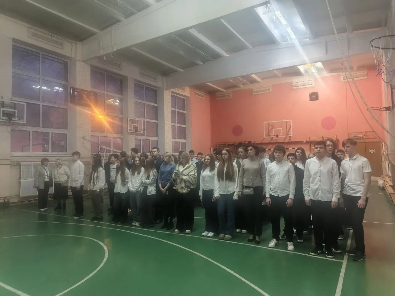 🇷🇺 Учебная неделя традиционно началась с торжественной церемонии поднятия флага и исполнения гимна Р
