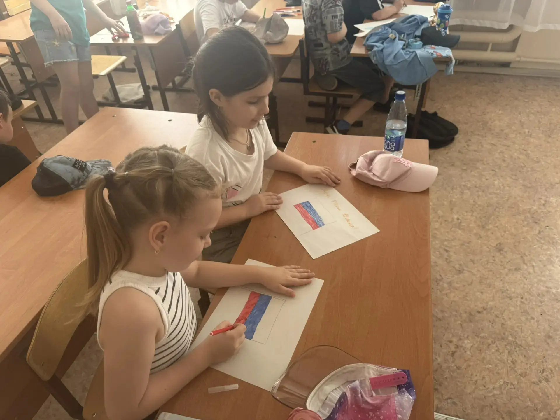 🇷🇺👬 Рисуем и поём!
👬 Сегодня, в преддверии праздника - День России - наши "Умники и умницы" лаге